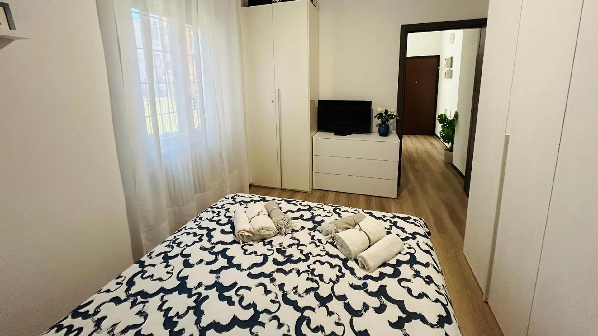 Chiara Guest House 18 - M4 Metro Blu Milan Italy